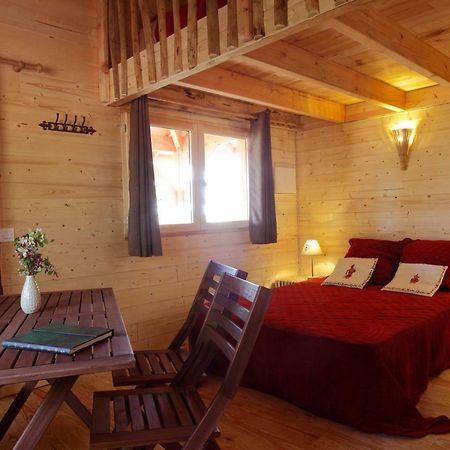 Les Cabanes Des Benauges Arbis Bagian luar foto