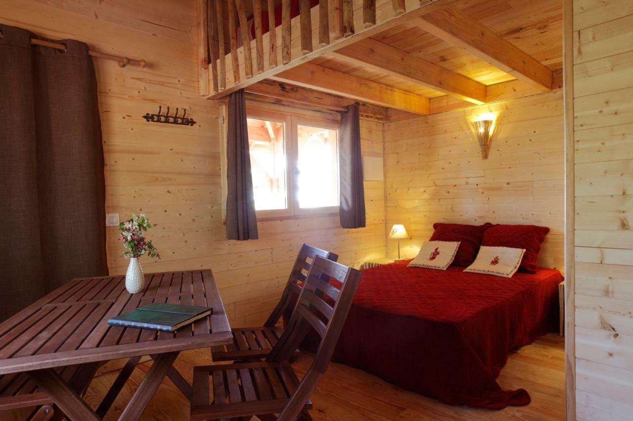 Les Cabanes Des Benauges Arbis Bagian luar foto