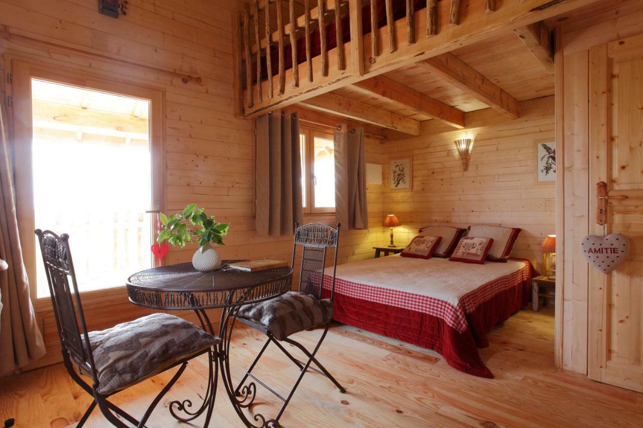 Les Cabanes Des Benauges Arbis Bagian luar foto