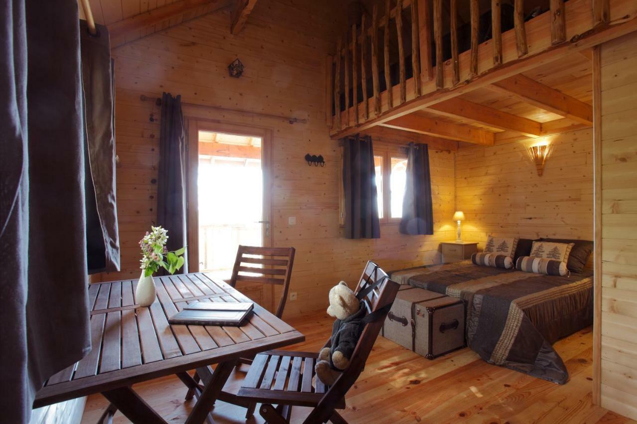 Les Cabanes Des Benauges Arbis Bagian luar foto